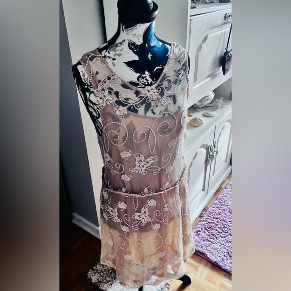 Beautiful lace overlay mini - Picture 1 of 9